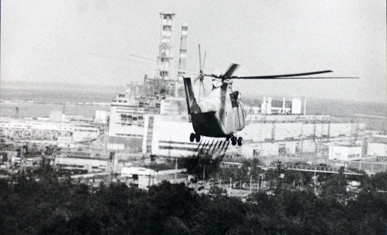 Imagem de arquivo de helicóptero sobrevoando local do acidente