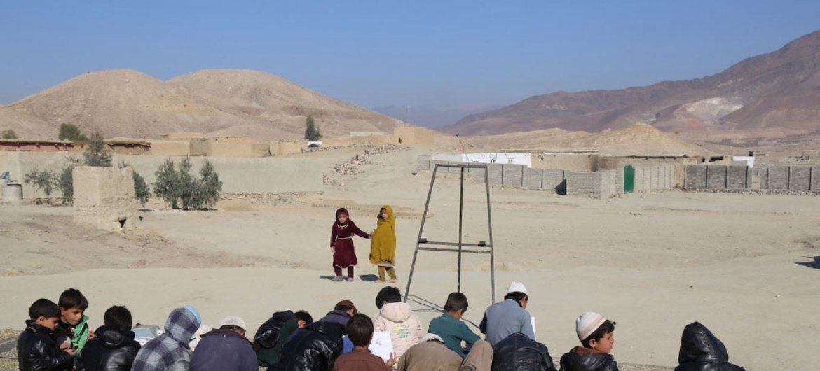 Лагерь Самар-Хель, недалеко от Джалалабада, где нашли приют афганцы  из числа перемещенных лиц.  Фото Билал Сарвари / ИРИН