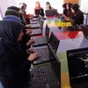 阿富汗西部的女孩在一个技术中心学习编码。联阿援助团图片/Fraidoon Poya