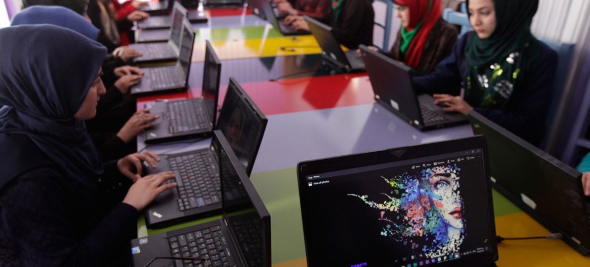 Des femmes apprenant la programmation informatique dans un centre de technologie à Herat, en Afghanistan.
