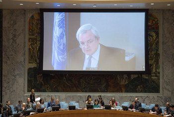 Le Secrétaire général adjoint aux affaires humanitaires, Stephen O'Brien (sur l'écran), fait un exposé devant le Conseil de sécurité via vidéoconférence. Photo ONU/Eskinder Debebe