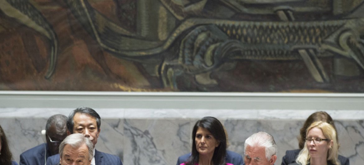 Le Secrétaire général António Guterres (à gauche) s'adresse à la réunion ministérielle du Conseil de sécurité sur les programmes d'armes nucléaires et de missiles balistiques de la République populaire démocratique de Corée (RPDC). À droite, Rex W. Tillerson, Secrétaire d'État américain et président du Conseil de sécurité pour avril. Photo ONU/Eski