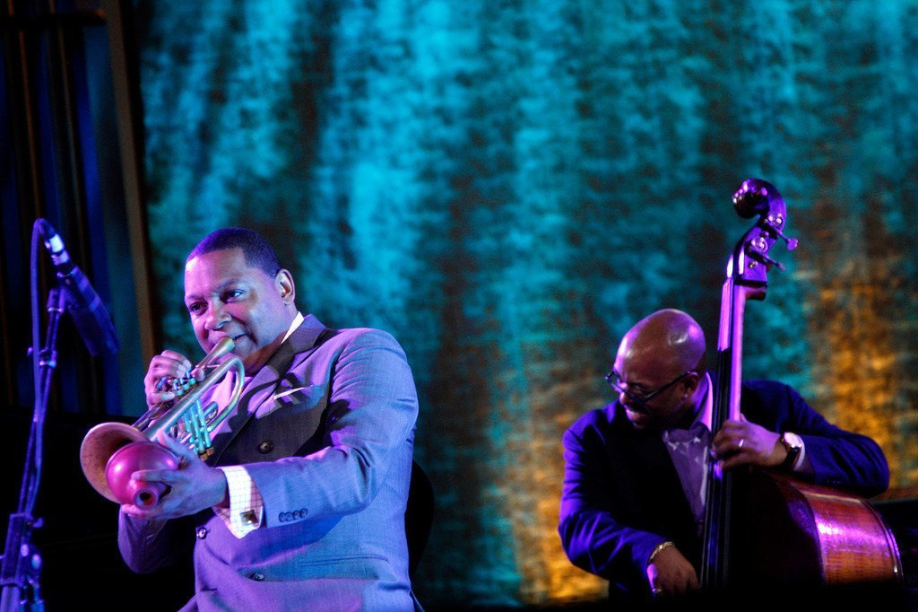 Le trompettiste et compositeur de jazz, Wynton Marsalis (à gauche), et le bassiste de jazz, Christian McBride, se produisent lors d'un concert de jazz au siège de l'ONU en 2012. Photo ONU/Devra Berkowit