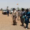 Le Directeur des opérations du Bureau de la coordination des affaires humanitaires des Nations Unies (OCHA), John Ging, visite une école à Mopti, dans le centre du Mali, en avril 2017. Photo OCHA/A. Desgroseilliers
