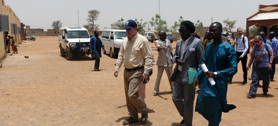Le Directeur des opérations du Bureau de la coordination des affaires humanitaires des Nations Unies (OCHA), John Ging, visite une école à Mopti, dans le centre du Mali, en avril 2017. Photo OCHA/A. Desgroseilliers