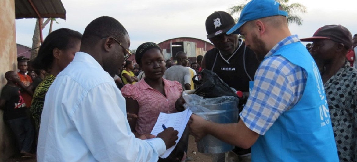 UNHCR staff at Mussungue reception centre, north-west Angola, distribute food supplies including maize, rice, beans, oil, salt and sardines to Congolese refugees who fled an eruption of violence in Kasai region.  © UNHCR/Adronico Marcos Lucamba