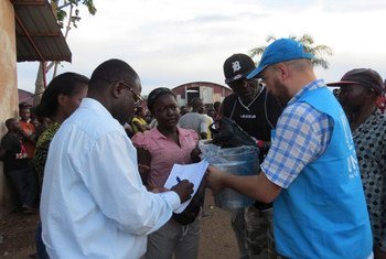 El equipo del ACNUR en el centro de Mussungue, en el noreste de Angola distribuyendo comida para los refugiados congoleses. Foto: ACNUR/A. Lucamba