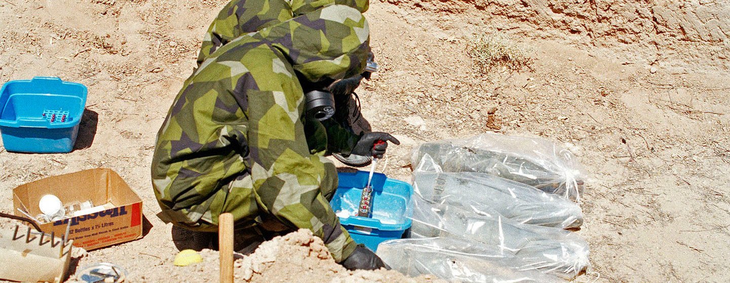 Des inspecteurs de l'ONU prélèvent des échantillons d'agent moutarde sur des projectiles d'artillerie, en Iraq, en 1991.
