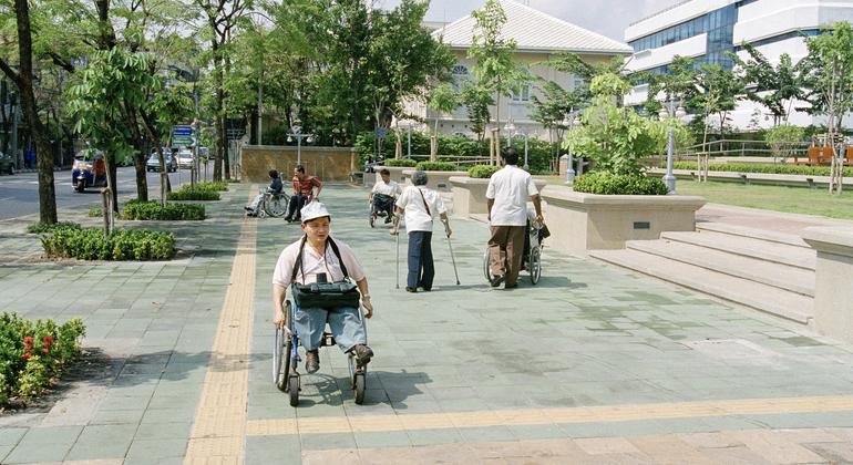 Un parque en Bangkok, Tailandia, donde se han instalado elementos de accesibilidad y asistencia, como guías detectables y avisos.