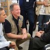 世界粮食计划署新任执行主任戴维·比斯利首次出访。他在叙利亚时同一位年过七旬的妇女交谈。