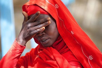 苏丹达尔富尔流离失所营地里的一位妇女在提到当地不断增多的性暴力行为时，难掩伤感之情。混合维和行动图片/Albert González Farran