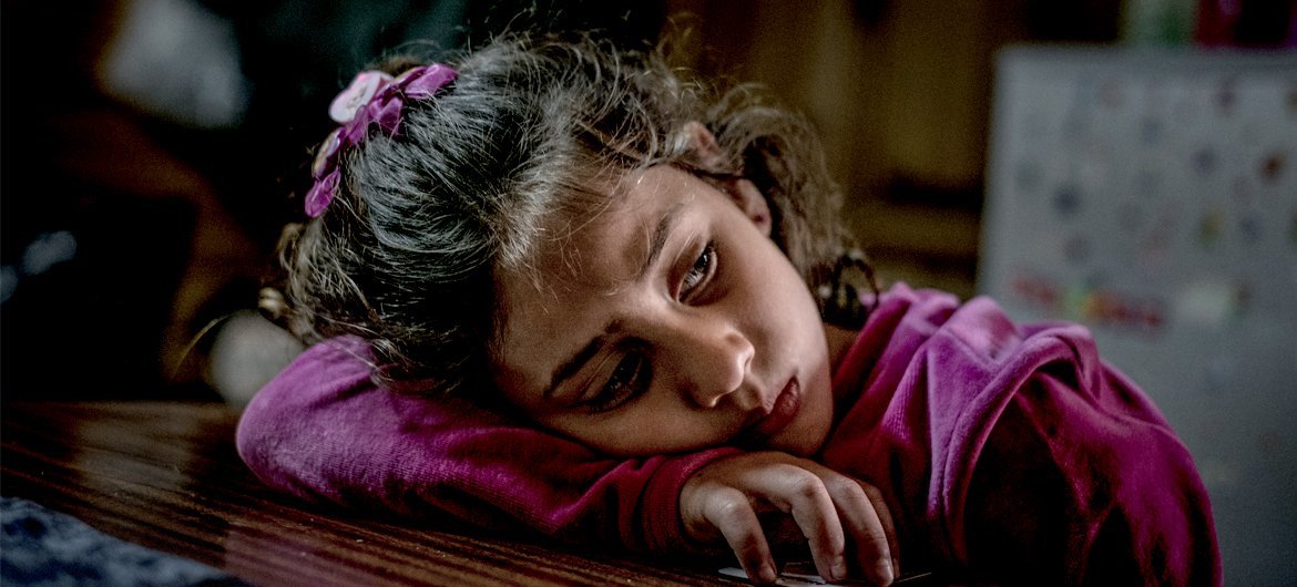 لاجئة سورية صغيرة في الثامنة من العمر، تقيم مع أسرتها في مخيم باليونان.