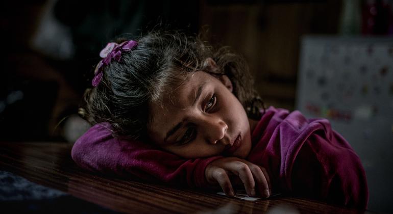 Niña refugiada siria de 8 años en un albergue en Lesbos, Grecia.