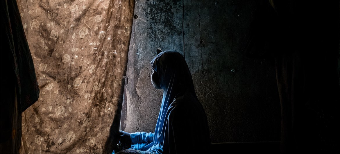 尼日利亚博尔诺州迈杜古里的一处庇护所内，一位名叫达达的15岁女孩和她两岁的孩子。达达在12岁时与姐姐一同遭到了武装团体博科哈拉姆的绑架。