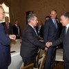 El presidente de Colombia, Juan Manuel Santos (derecha), saluda al presidente del Consejo de Seguridad, el embajador de Uruguay Elbio Rosselli (centro). Foto: Misión de la ONU en Colombia/Juan Manuel Barrero