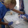 Kimberley Steeds, membre de l'équipe testant un vaccin contre Ebola, dans un laboratoire de l'hôpital Donka à Conakry, en Guinée. 