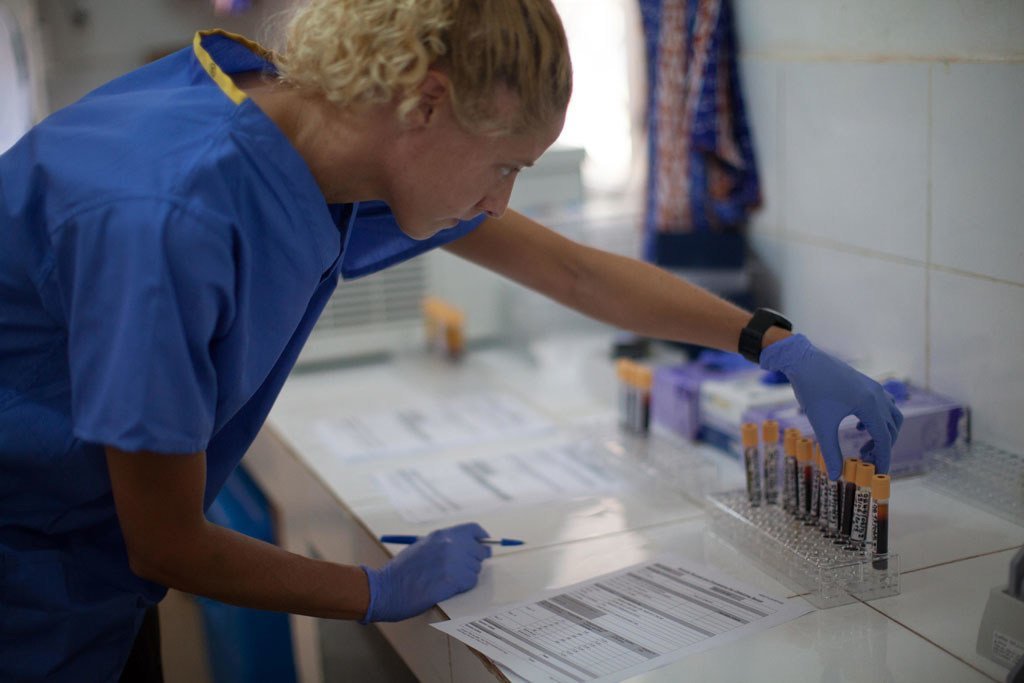 Uandaaji wa chanjo ya ebola katika maabara hospitali ya Donka, Conakry, Guinea