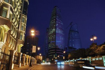 Vue de nuit à Bakou, en Azerbaïdjan.