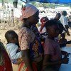Des personnes déplacées au camp de Bweramana, dans le Nord-Kivu, en République démocratique du Congo, collectent des denrées alimentaires (archives).