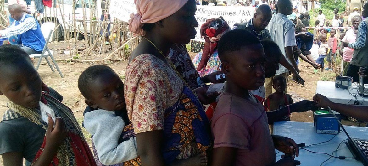 نازحون داخليا يتلقون المساعدات في جمهورية الكونغو الديمقراطية.