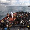 在地中海上获得搭救的移徙者正准备在意大利西西里岛海港登陆。难民署/F. Malavolta