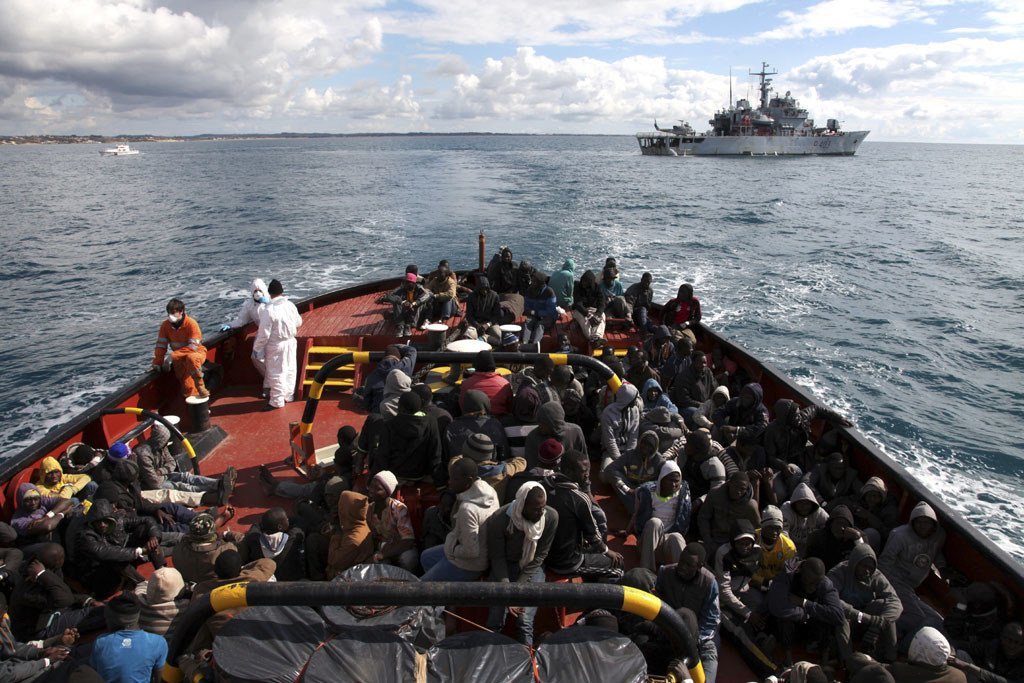 مهاجرون ولاجئون تم إنقاذهم في البحر المتوسط