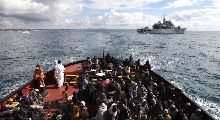在地中海上获得搭救的275名难民和移民正准备在意大利西西里岛海港登陆。难民署/F. Malavolta