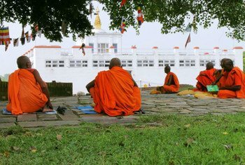 Буддийские монахи  Бутанау помогают распространить знания о сексуальном здоровье подростков. месте
