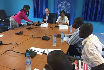 Le chef de la Mission des Nations Unies au Soudan du Sud (MINUSS), David Shearer (assis, à gauche), lors d'un point de presse à Juba, la capitale du pays.