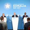 De gauche à droite: le Secrétaire général des Nations Unies, António Guterres, le Secrétaire d'Etat britannique aux affaires étrangères, Boris Johnson, et le Président de la Somalie, Mohamed Abdullahi Mohamed de Somalie, lors d'une conférence de presse conjointe à la Conférence de Londres sur la Somalie.