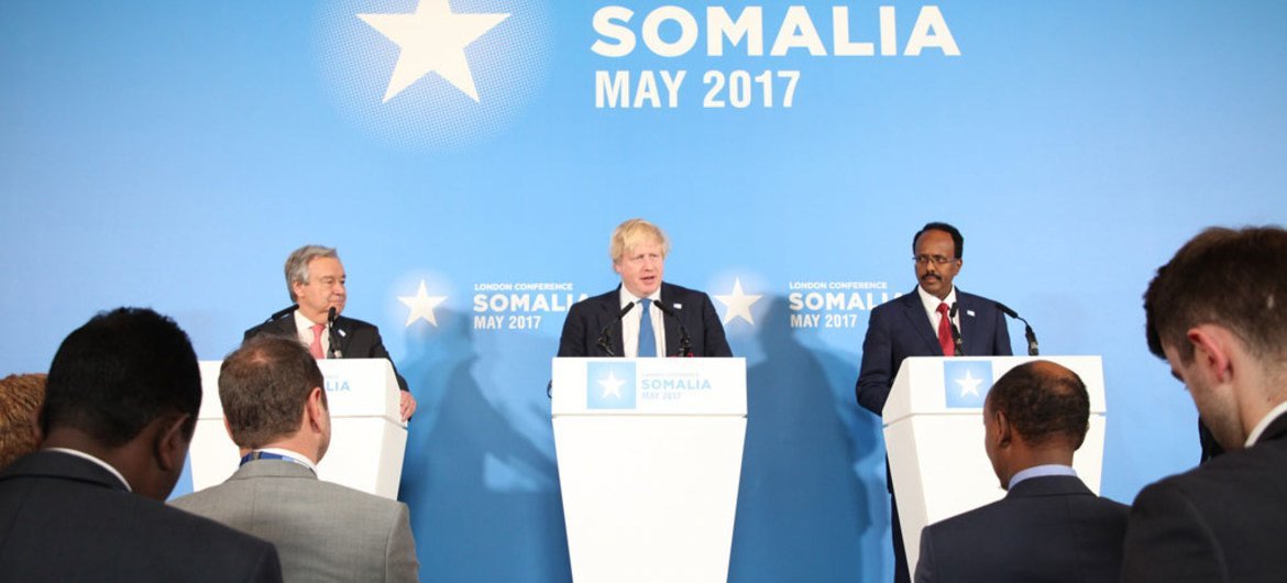 De gauche à droite: le Secrétaire général des Nations Unies, António Guterres, le Secrétaire d'Etat britannique aux affaires étrangères, Boris Johnson, et le Président de la Somalie, Mohamed Abdullahi Mohamed de Somalie, lors d'une conférence de presse co