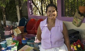 La dueña de esta tienda de artícuols para el hogar en Valle, Honduras, comenzó su negocio con la ayuda de microcréditos. Foto: ONU / Mark Garten