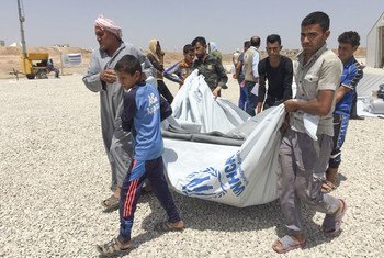 难民专员办事处的一处新阵营向摩苏尔西部流离失所者开放。抵达营地的流离失所家庭获得紧急生活用品。