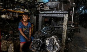 छह वर्षीय मुस्तफ़ा बग़दाद के औद्योगिक इलाक़े में अपने पिता के साथ काम करता है.