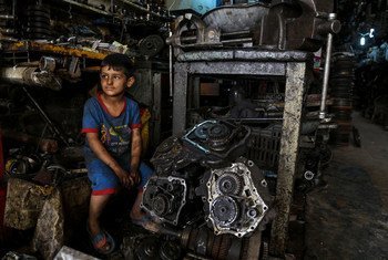国际劳工组织敦促采取行动，确保社会保护能够惠及所有儿童，保护他们免受贫困，就像6岁的穆斯塔法，他在巴格达的工业区与父亲一起工作。