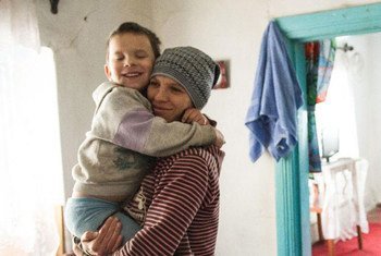 La mitad de la población desplazada en Ucrania son familias con niños. Foto: OIM / Shuvayev