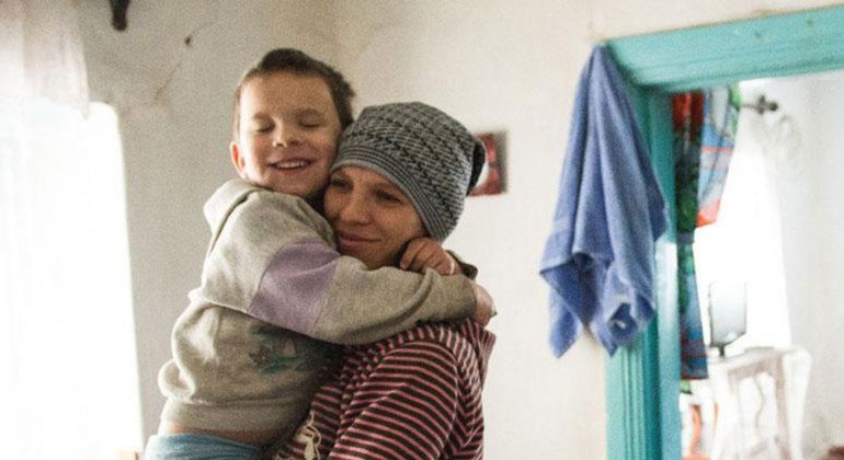 La mitad de la población desplazada en Ucrania son familias con niños. Foto: OIM / Shuvayev