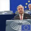 Le Secrétaire général des Nations Unies António Guterres s'exprime au Parlement européen à Strasbourg. Derrière lui, Antonio Tajani, Président du Parlement européen. Photo Union européenne 2017- Source: EP