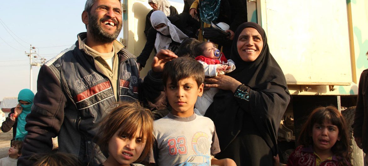 Six membres d'une famille fuyant l'offensive sur la ville iraquienne de Mossoul, célèbrent leurs libertés retrouvées à la descente d'un camion transportant d'autres familles.