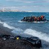 Llegada de una balsa con decenas de refugiados a las costas de Lesbos, en Grecia. 