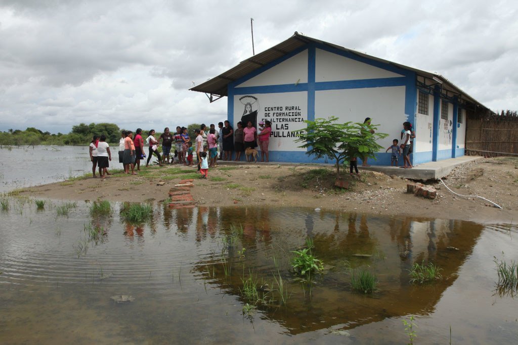Residentes se resguardan de las inundaciones junto a un centro de educación rural en Primavera, Perú (foto de archivo).