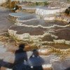美国怀俄明州黄石国家公园的猛犸温泉，是世界上最大的碳酸盐沉积温泉，有着不断变化的形状和颜色。联合国照片/ EFP