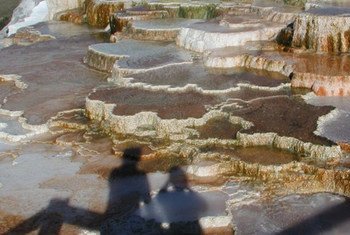 美国怀俄明州黄石国家公园的猛犸温泉，是世界上最大的碳酸盐沉积温泉，有着不断变化的形状和颜色。联合国照片/ EFP