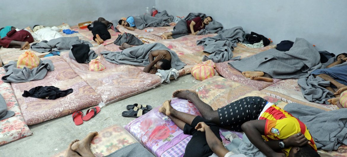 En Libye, des migrants dorment dans une cellule du centre de détention Tariq al-Sikka à Tripoli (archives). 