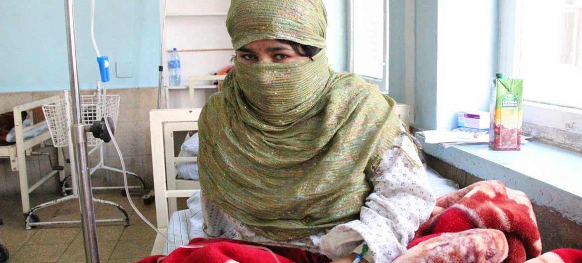 Mujer afgana en un centro de salud.
