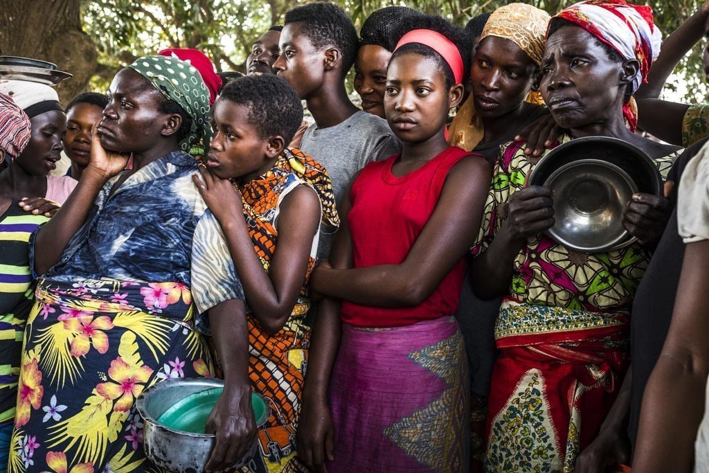 由于国内局势动荡，有大量布隆迪百姓被迫流离失所，逃亡他国称为难民。图为抵达刚果民主共和国的布隆迪妇女正在一家难民中心内等待领取紧急粮食援助。