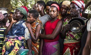 由于国内局势动荡，有大量布隆迪百姓被迫流离失所，逃亡他国称为难民。图为抵达刚果民主共和国的布隆迪妇女正在一家难民中心内等待领取紧急粮食援助。