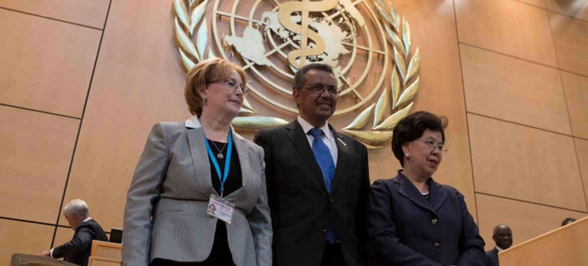 Tedros Adhanom Ghebreyesus (centro), Veronika Skvortsova, presidenta de la Asamblea General de la OMS (izquierda), y Margaret Chan, directora general de la OMS. Foto: OMS/L. Cipriano