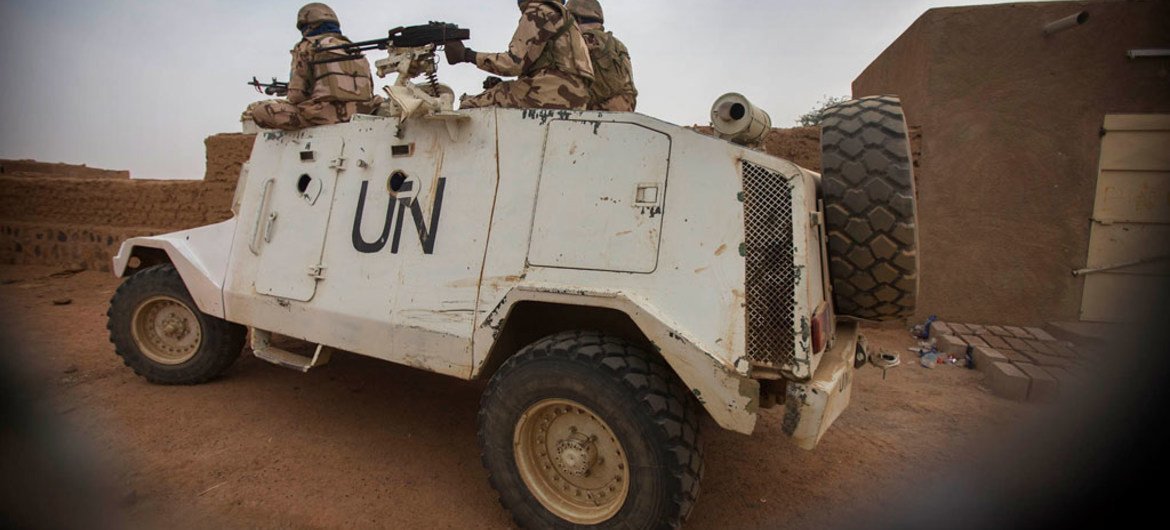 أفراد من قوات حفظ السلام يقومون بدورية في كيدال، مالي. 