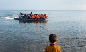 Un garçon regarde depuis le rivage des réfugiés approcher à bord d'un bateau en caoutchouc, près de Mithymna, sur l'île de Lesbos, en Grèce. Photo UNICEF/Ashley Gilbertson VII